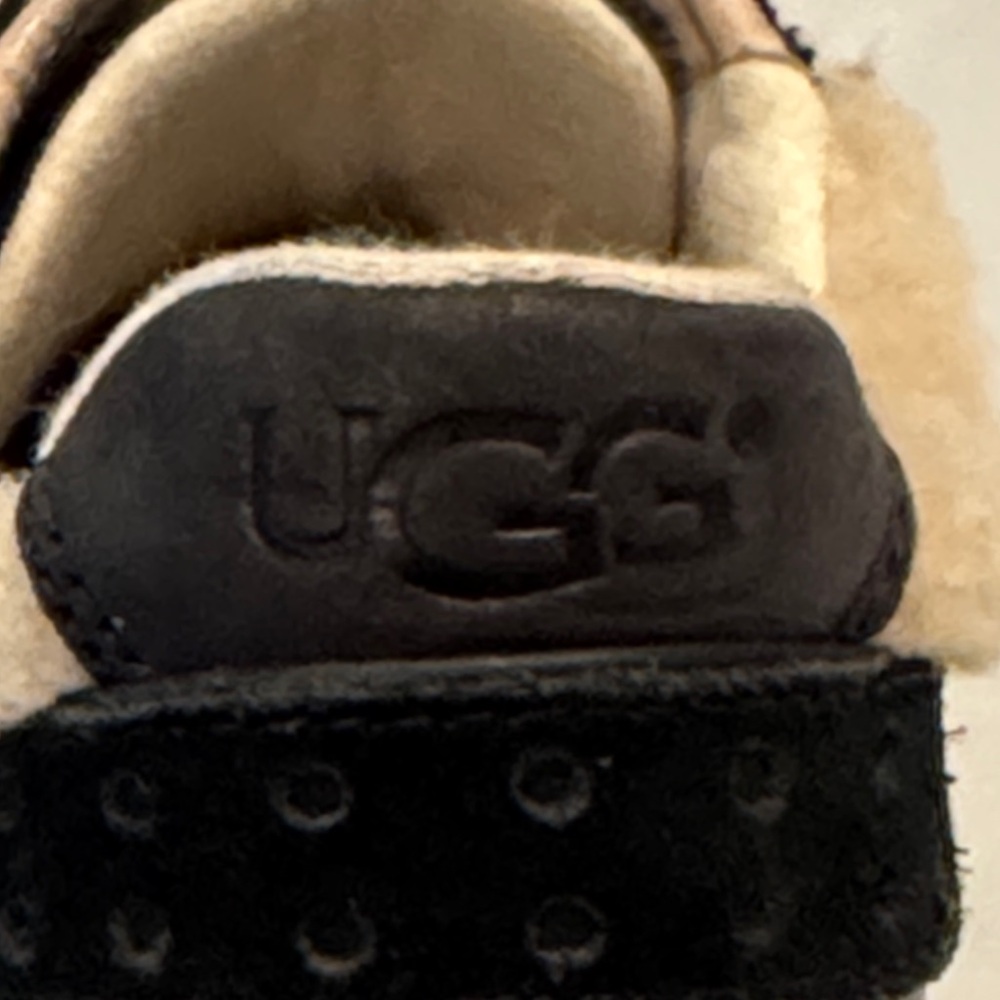 UGG Deaven Ladies Black and Shearling Trainers Sz 5 (36) - Picture 2 of 9